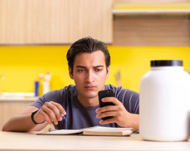 Genç adam gıda takviyeleri hakkında blog yazıyor.