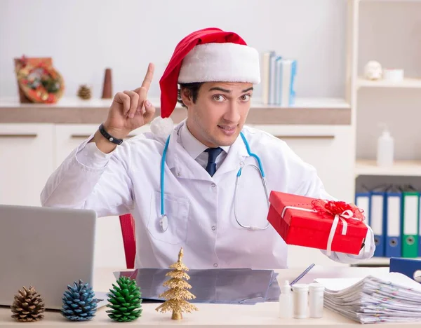 Dokter met geschenkdoos in het ziekenhuis — Stockfoto