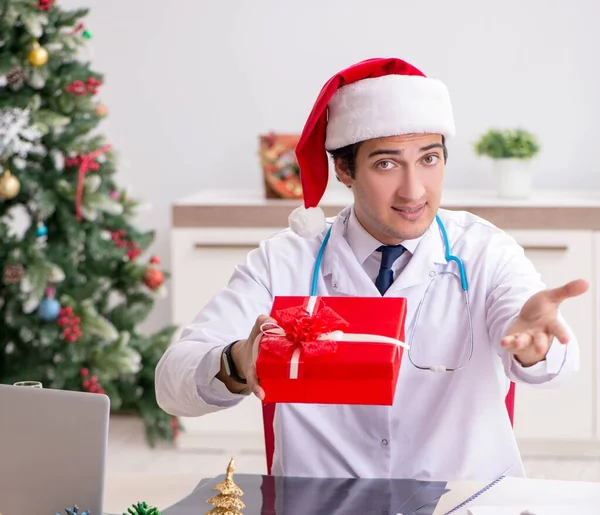 Doctor with gift box in the hospital — Stock Photo, Image