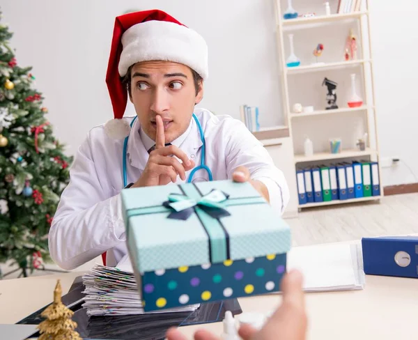 Medico con scatola regalo in ospedale — Foto Stock