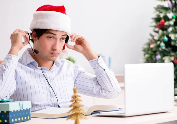 電話でのクリスマスセール中の通信事業者 — ストック写真