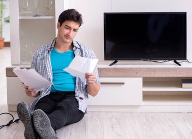 Bozuk televizyonu tamir etmeye çalışan adam