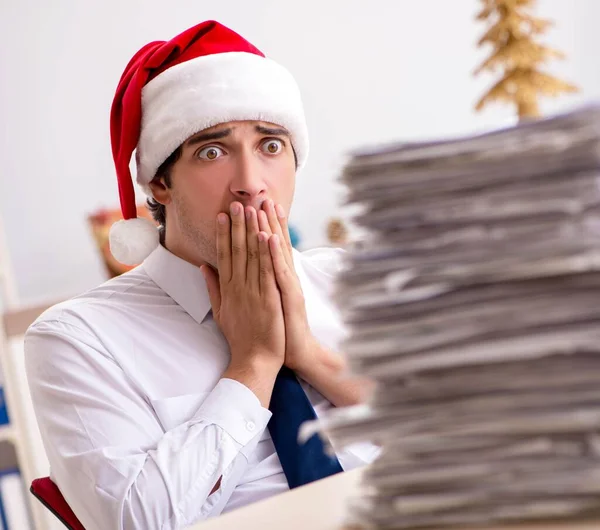 Jeune travailleur travaillant au bureau pendant le quart de Noël — Photo