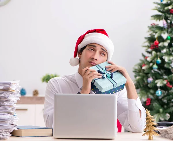 Jovem empregado empresário no escritório conceito de Natal — Fotografia de Stock