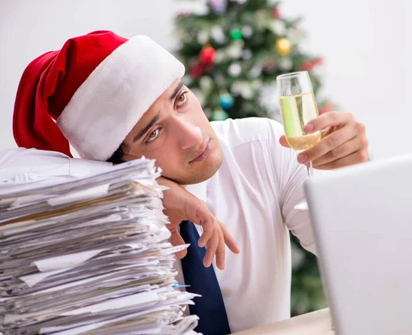 Junger Arbeitnehmer arbeitet im Büro in der Weihnachtsschicht — Stockfoto