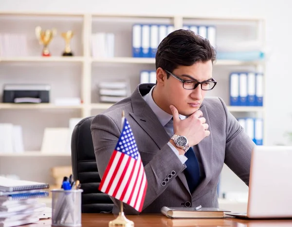 Homme d'affaires avec drapeau américain au bureau — Photo