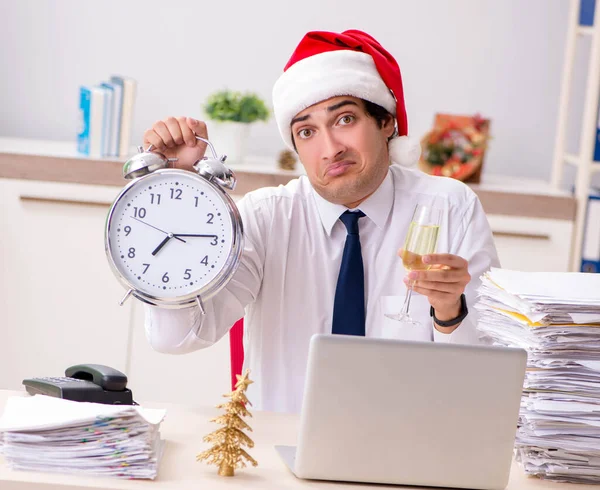 Jeune travailleur travaillant au bureau pendant le quart de Noël — Photo