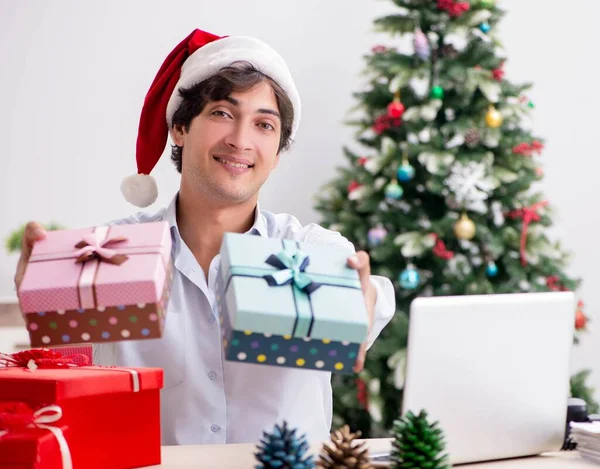 Joven empleado de negocios en el concepto de Navidad oficina —  Fotos de Stock