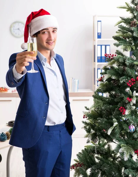 Ung anställd firar jul på arbetsplatsen — Stockfoto