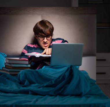 Gece evde sınavlara hazırlanan genç bir öğrenci.