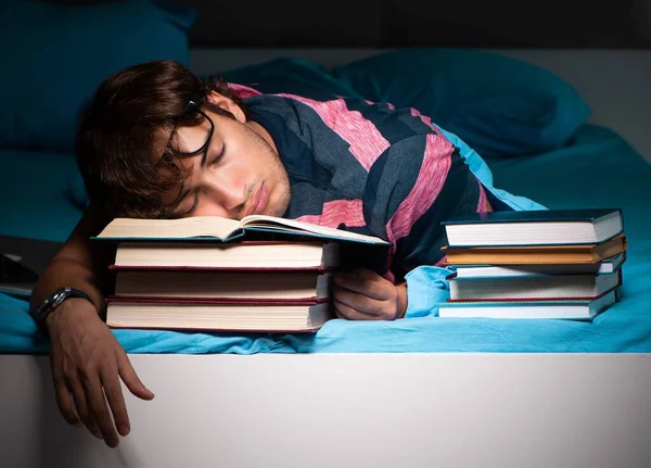 Gece evde sınavlara hazırlanan genç bir öğrenci. — Stok fotoğraf
