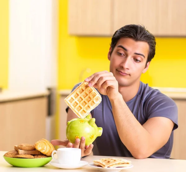 Joven en concepto de comida malsana — Foto de Stock