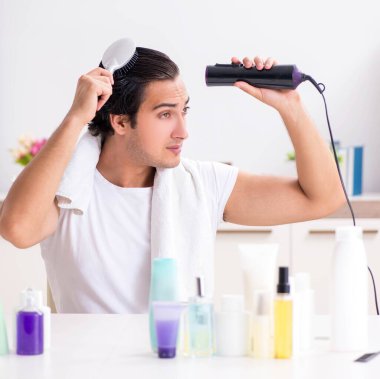 Tuvaletteki genç yakışıklı adam hijyen konseptinde.