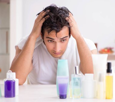 Tuvaletteki genç yakışıklı adam hijyen konseptinde.