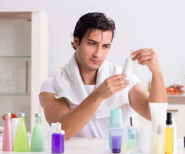 Joven hombre guapo en el baño en concepto de higiene —  Fotos de Stock