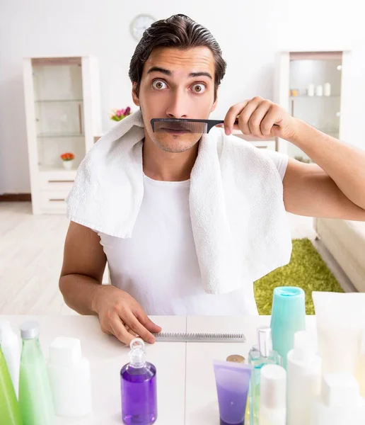 Jovem homem bonito no banheiro em conceito de higiene — Fotografia de Stock