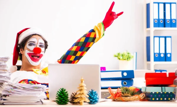 Rolig clown i jul firande koncept — Stockfoto