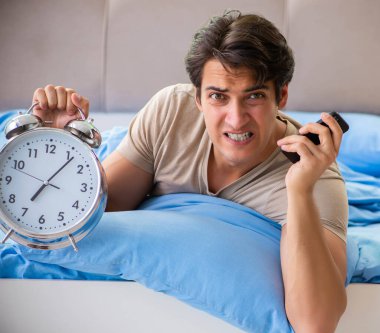 Uykusuzluk çeken bir adam.