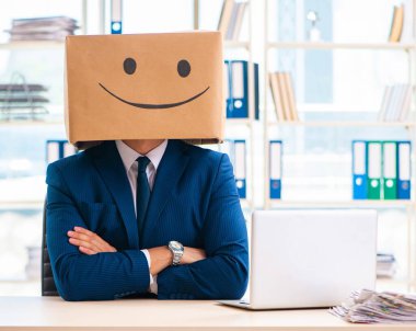 Kafası yerine kutusu olan mutlu bir adam.