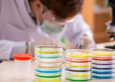 Laboratuvarda çalışan genç bir kimyager.