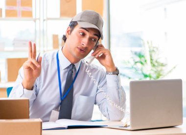 Kutu taşıma servisinde çalışan erkek çalışan.