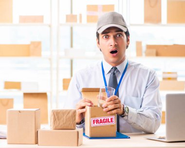 Kutu taşıma servisinde çalışan erkek çalışan.