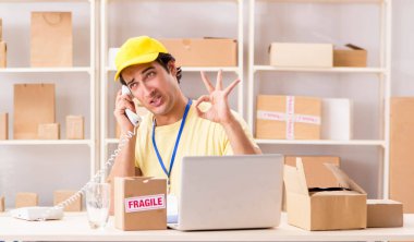 Kutu taşıma servisinde çalışan yakışıklı bir müteahhit.