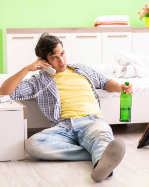 Mutsuz aşk kavramında üzgün genç adam.