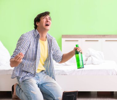 Mutsuz aşk kavramında üzgün genç adam.