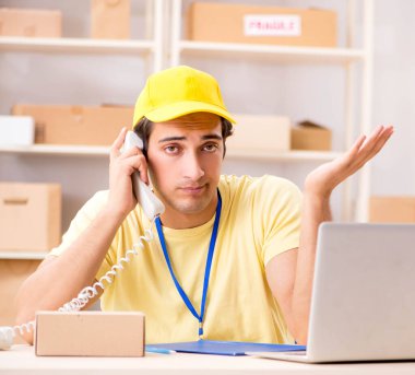 Kutu taşıma servisinde çalışan yakışıklı bir müteahhit.