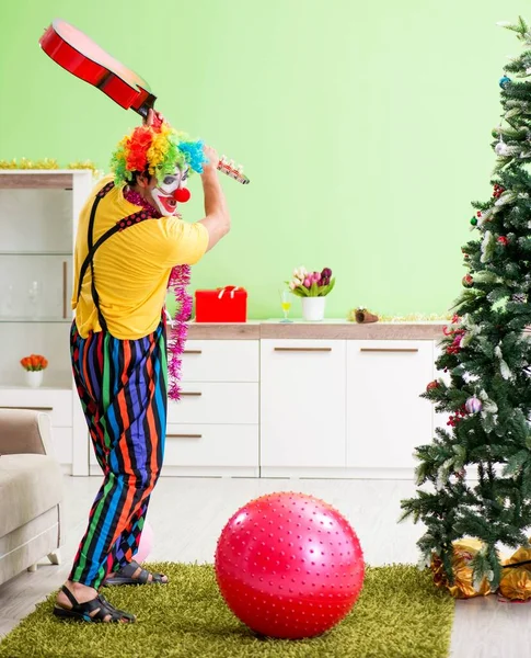 Rolig clown i jul firande koncept — Stockfoto