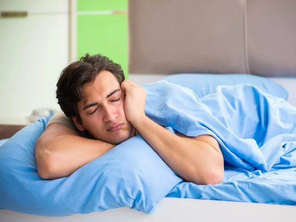 Hombre que sufre de trastorno del sueño e insomnio —  Fotos de Stock