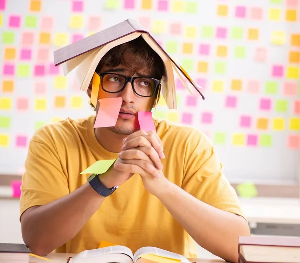 Estudante se preparando para exames com muitas prioridades conflitantes — Fotografia de Stock