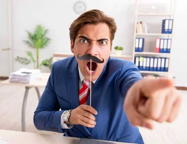 Bisinessman engraçado com bigode falso no escritório — Fotografia de Stock