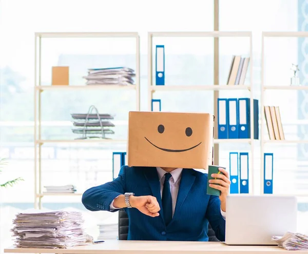 Счастливый человек с коробкой вместо головы — стоковое фото