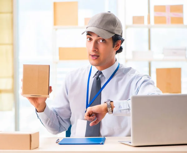 Männlicher Mitarbeiter arbeitet im Umzugsservice für Box-Lieferungen — Stockfoto