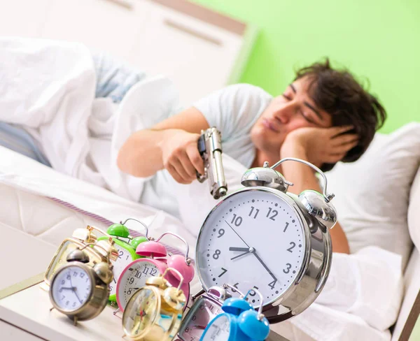 Joven con problemas para despertarse temprano en la mañana — Foto de Stock