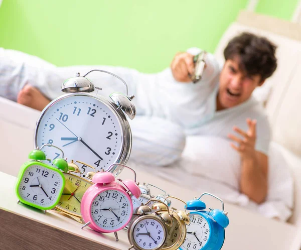 Junger Mann hat morgens Probleme beim Aufwachen — Stockfoto