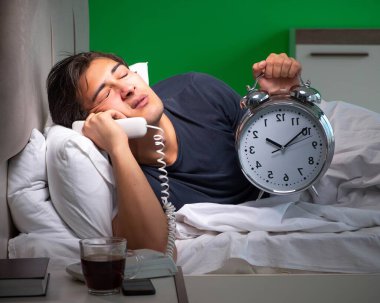 Genç yakışıklı adam evinde uykusuzluk çekiyor.