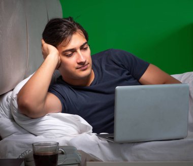 Genç yakışıklı adam evinde uykusuzluk çekiyor.
