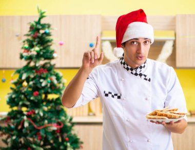 Noel arifesi mutfakta çalışan genç şef koca