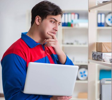 Posta deposunda çalışan adam.