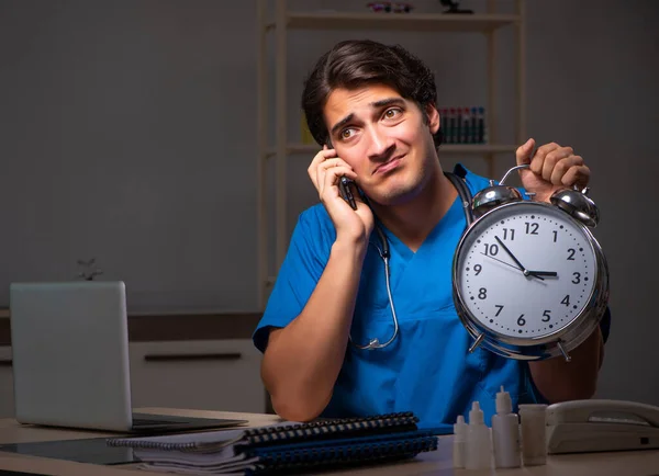 Hastanede gece vardiyasında çalışan yakışıklı genç bir doktor. — Stok fotoğraf