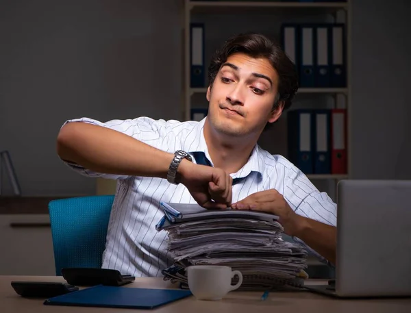 Ung ekonomichef som arbetar sent på kvällen på kontoret — Stockfoto