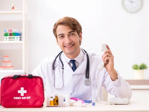 Junger Arzt mit Verbandskasten im Krankenhaus — Stockfoto