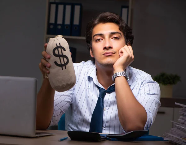 Joven gerente financiero trabajando hasta tarde en la noche en la oficina — Foto de Stock