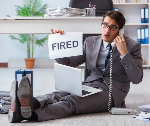 Joven empleado guapo sentado en el suelo en la oficina — Foto de Stock