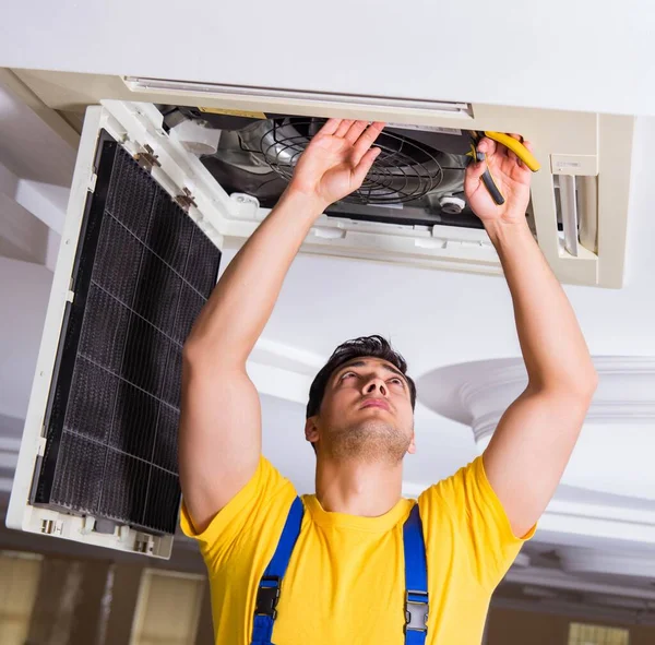 Reparateur repariert Klimaanlage an der Decke — Stockfoto