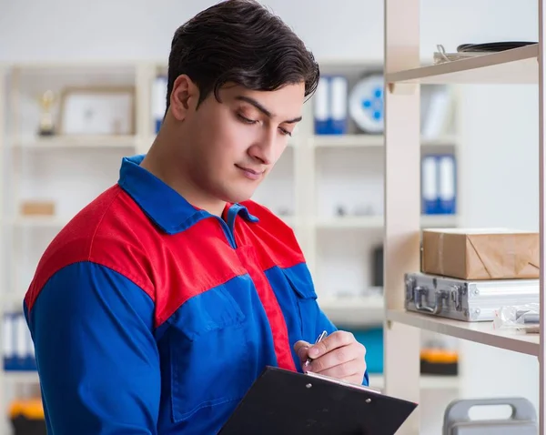 Hombre trabajando en el almacén postal — Foto de Stock