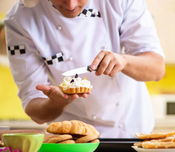 Jeune chef mari travaillant dans la cuisine à la veille de Noël — Photo